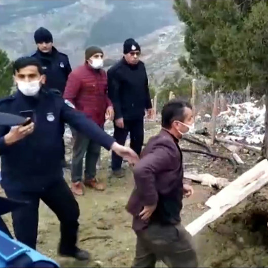 Yayla evi yıkımında belindeki silaha uzanan muhtara jandarma müdahalesi